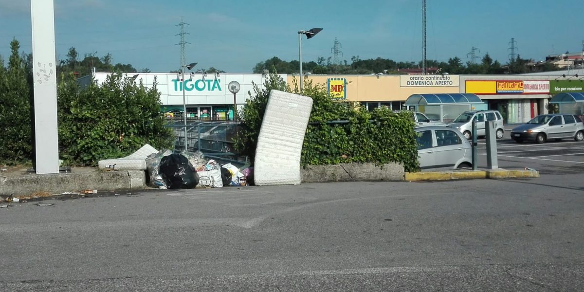 Degrado a Como, rifiuti abbandonati in città