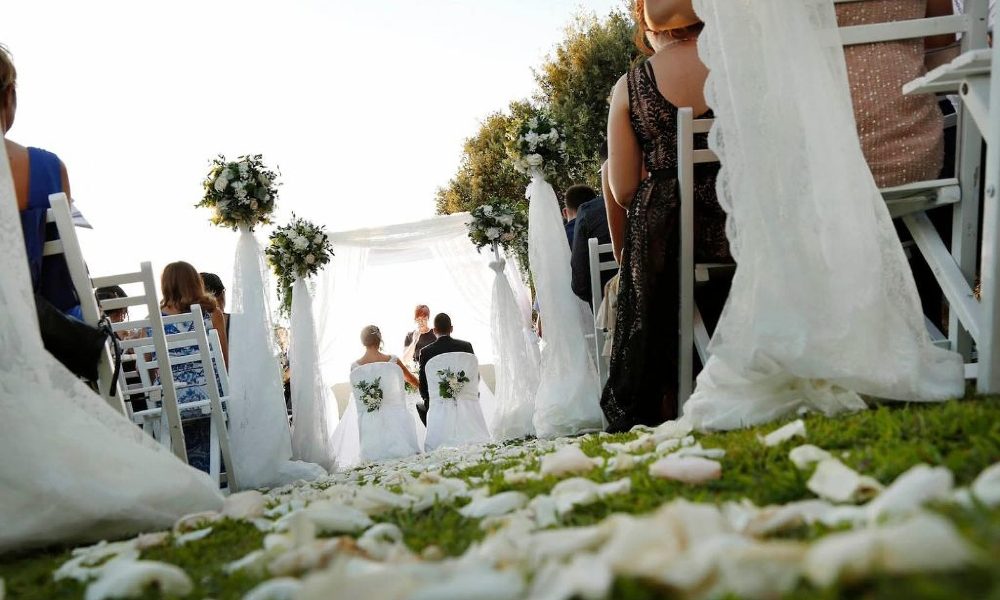 Matrimonio con uomo morente, prete nei guai
