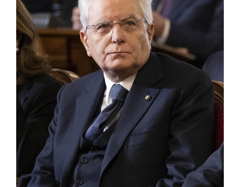 Mattarella, tricolore emblema democrazia