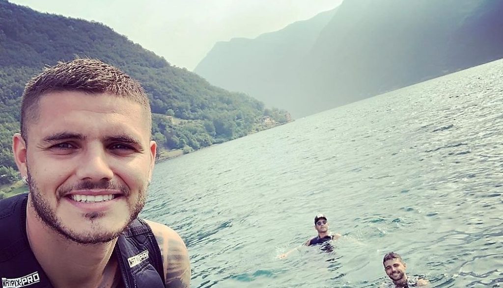 In attesa della nuova squadra, Mauro Icardi si rilassa sulle rive del Lario