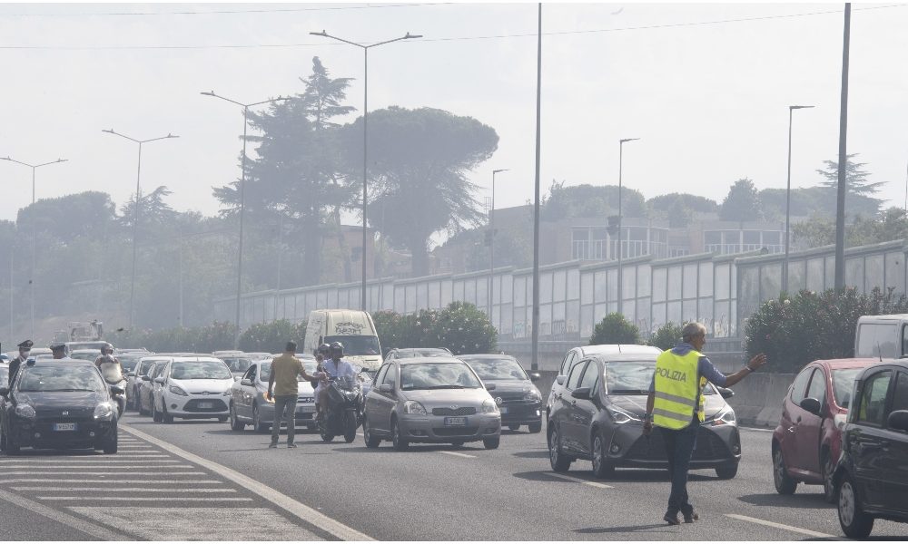 Maxirogo sterpaglie blocca Raccordo Roma, traffico in tilt