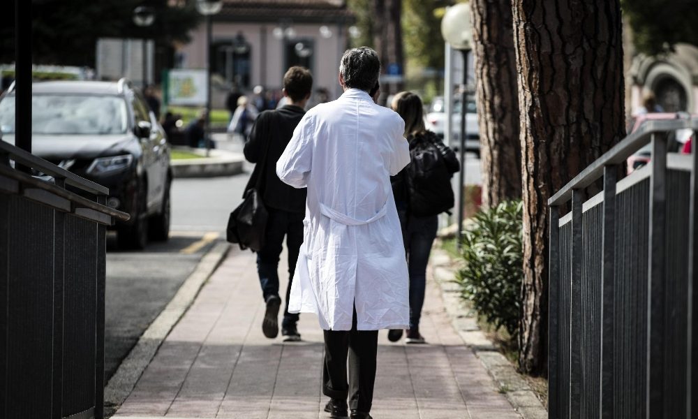 Medico assenteista,sequestro 70mila euro