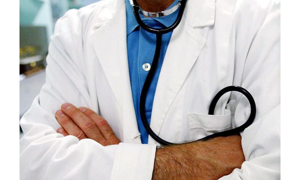 Medico di base arrestato per corruzione