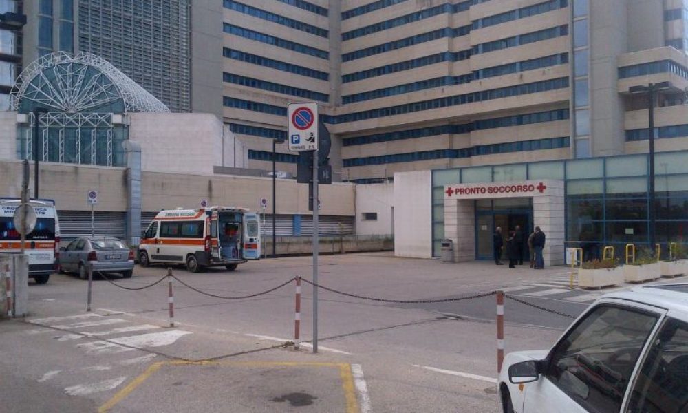 Medico schiacciato da armadio, è grave