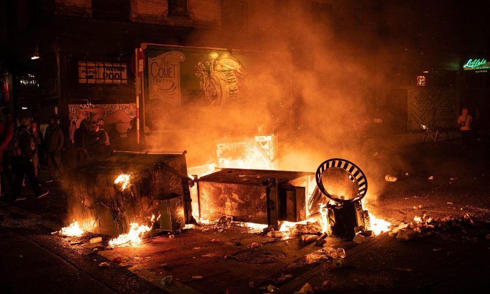 Membro Kkk contro manifestanti a Seattle