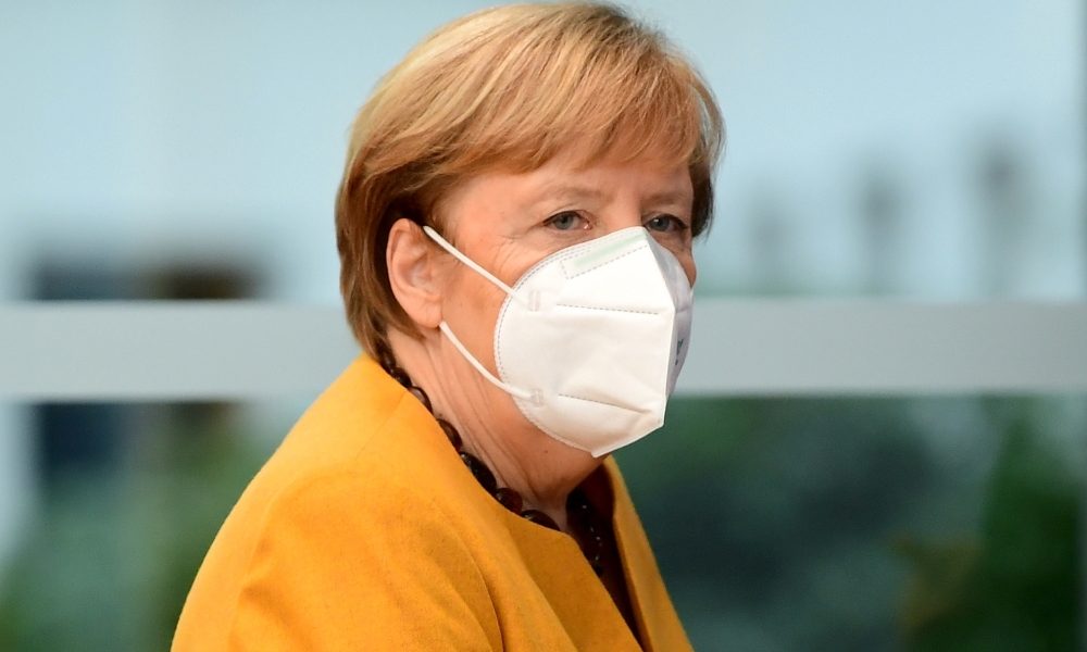 Merkel, Natale con regole Covid, ma non sia in solitudine