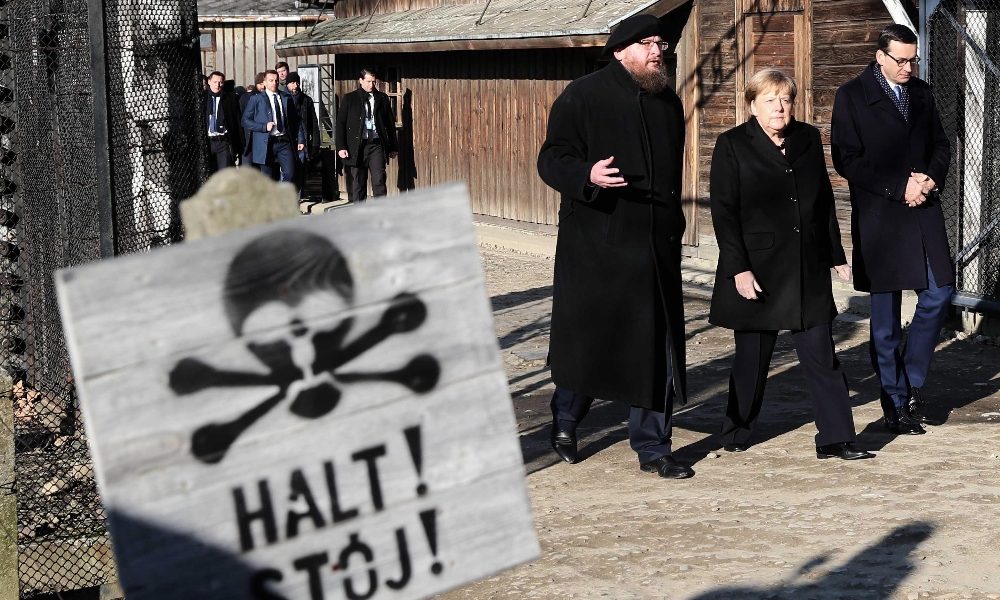 Merkel a Auschwitz, vergogna profonda