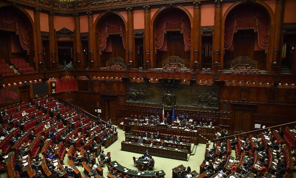 Mes: Lega urla, ‘venduti, venduti’