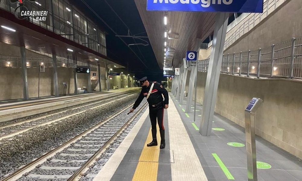 Mettono sassi sui binari, bloccati 4 minorenni nel Barese
