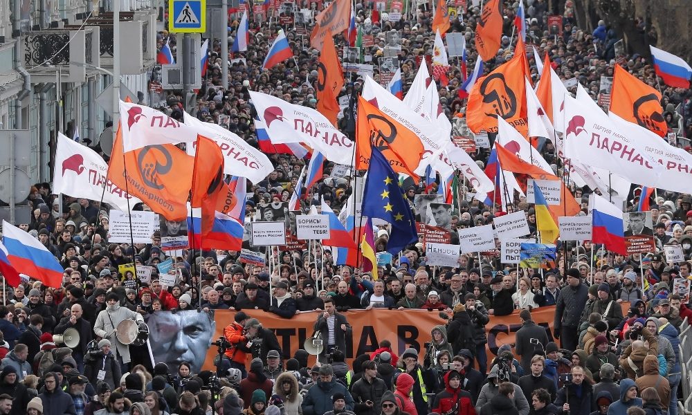 Migliaia a Mosca in memoria di Nemtsov