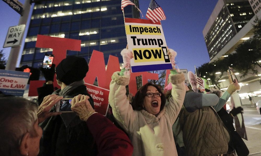 Migliaia in piazza per impeachment Trump