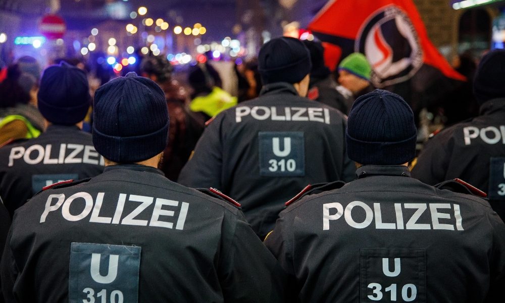 Migliaia sfidano divieto manifestazione, arresti a Vienna