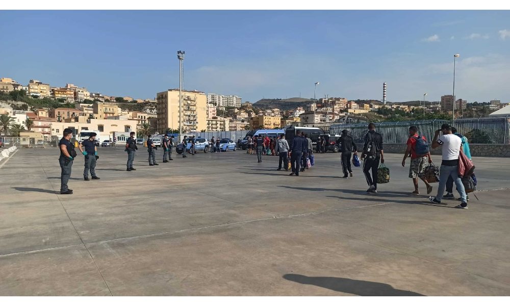 Migranti: 330 pronti a essere imbarcati su nave quarantena