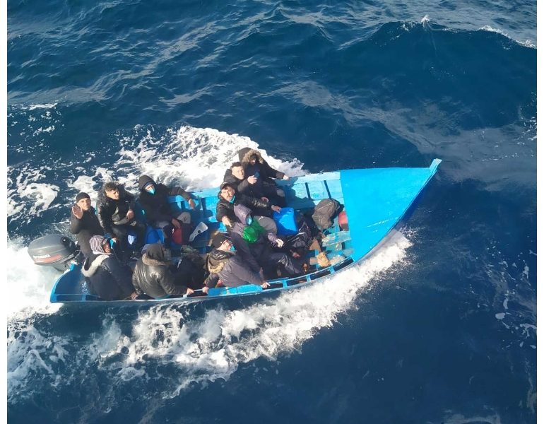 Migranti: Alarm Phone, barca a fuoco al largo della Libia