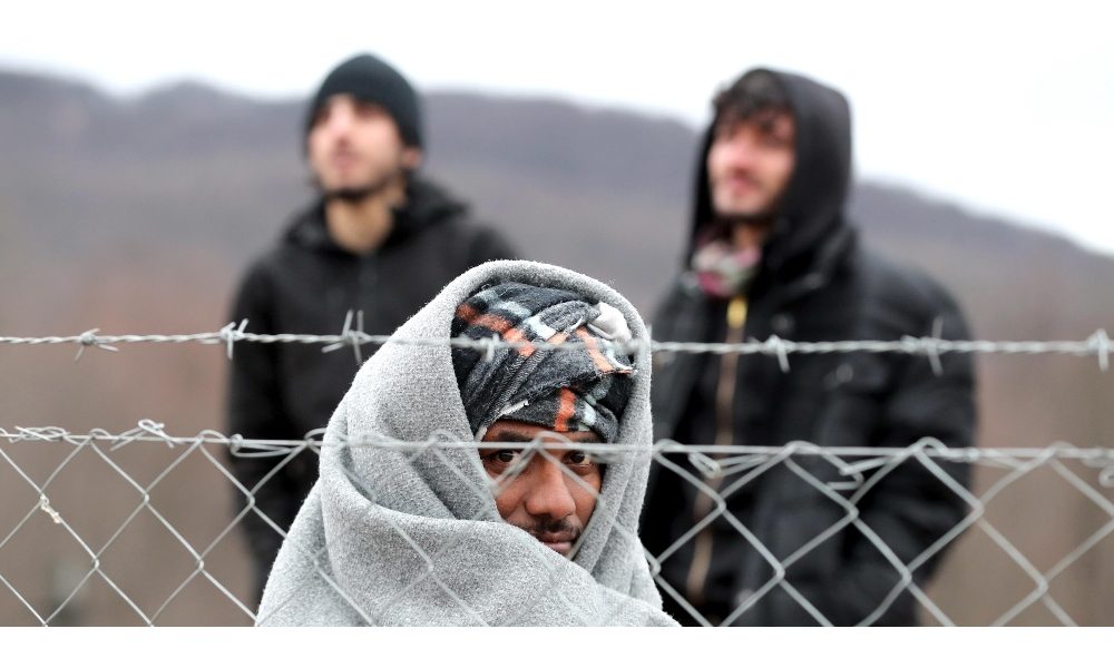 Migranti: Cri invia tre camion di aiuti in Bosnia