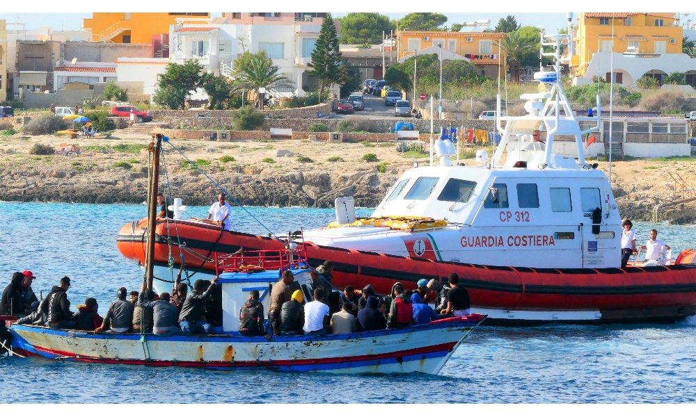 Migranti: in 16 sbarcano a Lampedusa