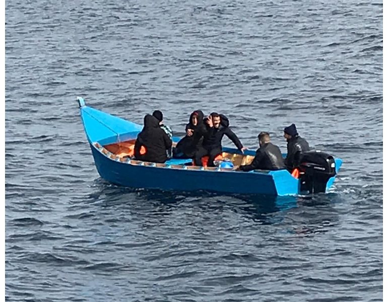 Migranti: in 29 su 3 barche in Sardegna, anche donna incinta