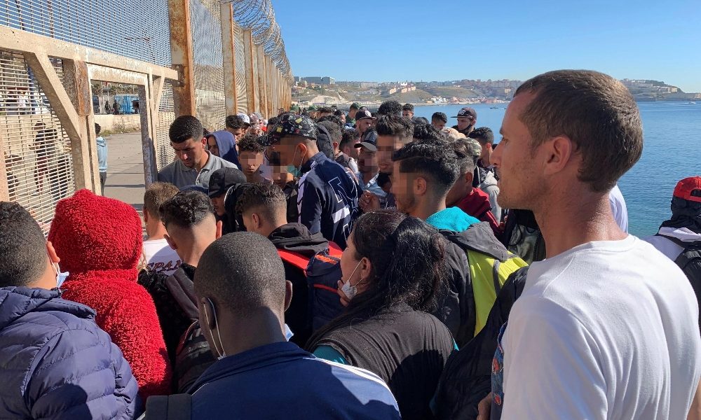 Migranti: oltre 100 sfondano il confine e entrano a Melilla