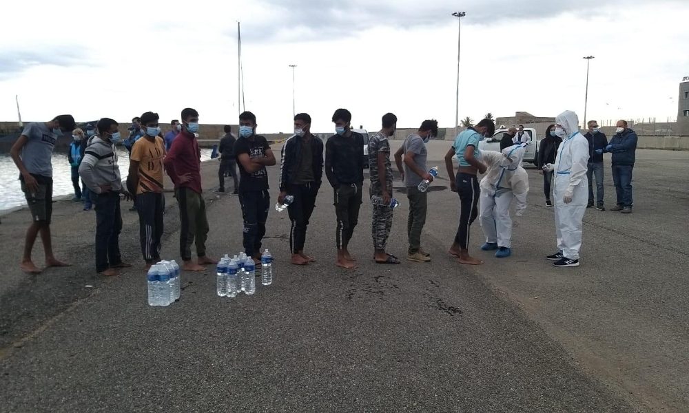 Migranti: sbarco a Crotone, arrivati in 56 su barca a vela
