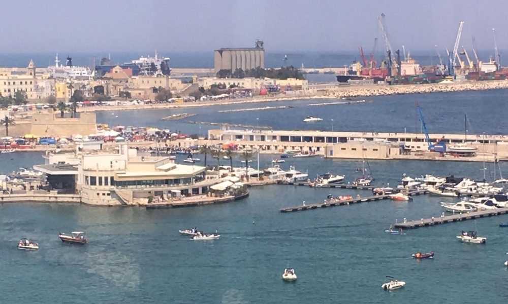Migranti: secondo gruppo lascia nave Rhapsody a Bari