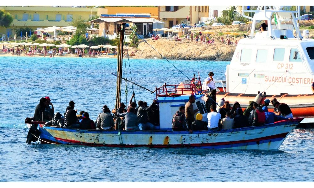 Migranti:a Lampedusa 7 sbarchi in 24 ore