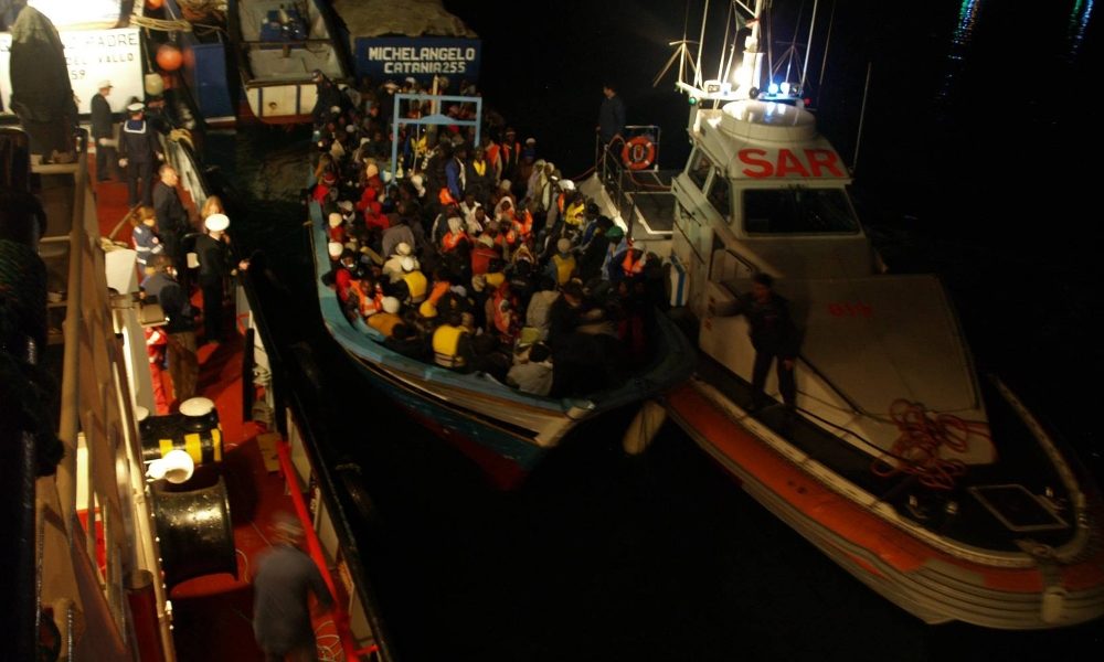Migranti:bloccata barca davanti a Licata