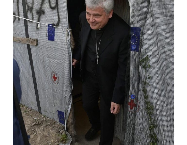 Migranti:elemosiniere papa,aprire chiese