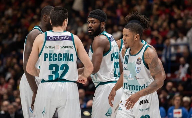 I giocatori di Cantù dopo la vittoria a Milano: «Carica, fiducia e consapevolezza per il girone di ritorno»