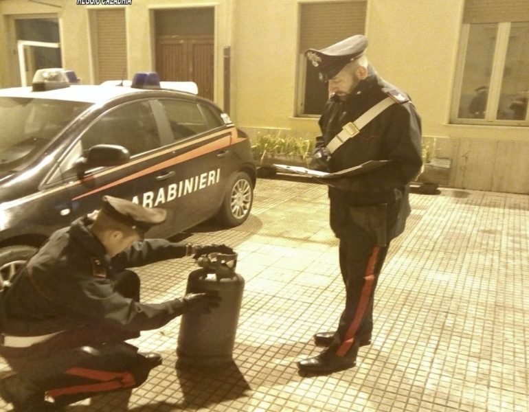 Minaccia fare esplodere bombola, espulso