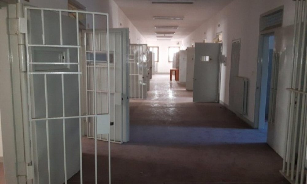 Mini cellulare in carcere, primo arresto in Italia a Ferrara