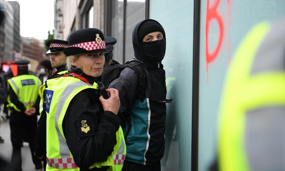 Minneapolis: a Londra scontri a raduni