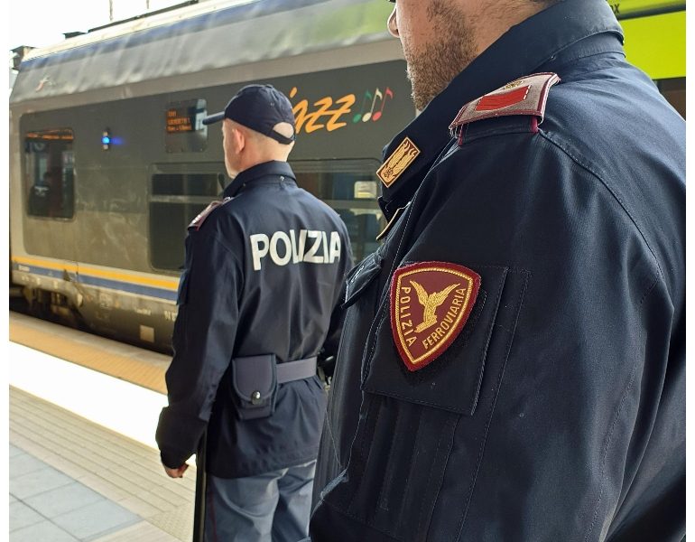 Minorenni rapinano un capotreno