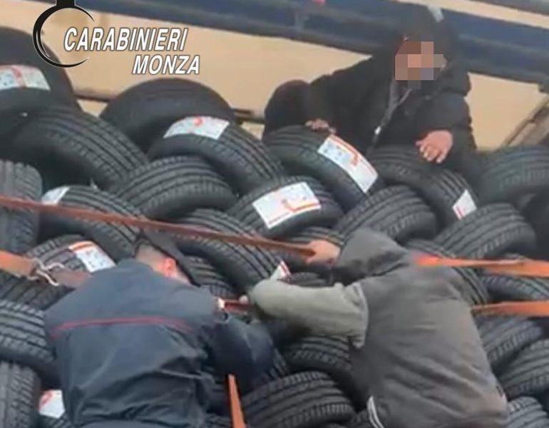 Minori afgani nascosti tra pneumatici Tir, salvati da cc