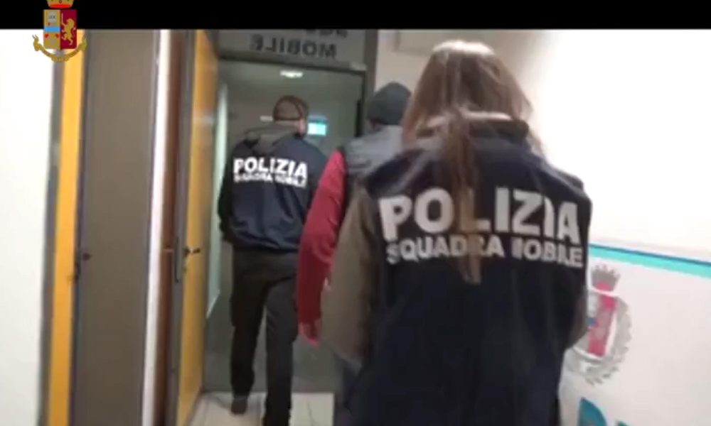 Molesta sue studentesse, denunciato prof di Novara