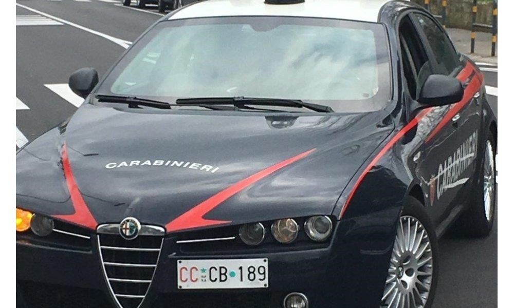 Molotov contro caserma Cc, auto a fuoco