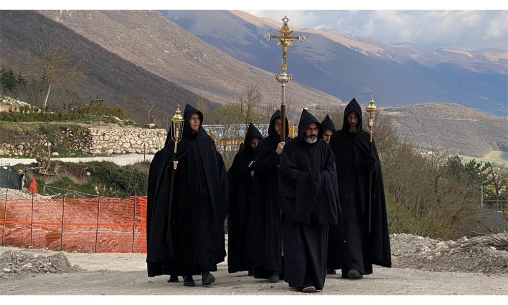 Monaci Norcia pregano per “liberazione”
