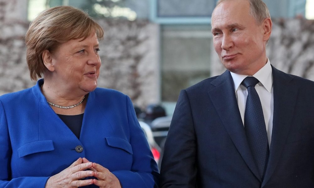Mosca, Putin-Merkel valutano produzione congiunta vaccini