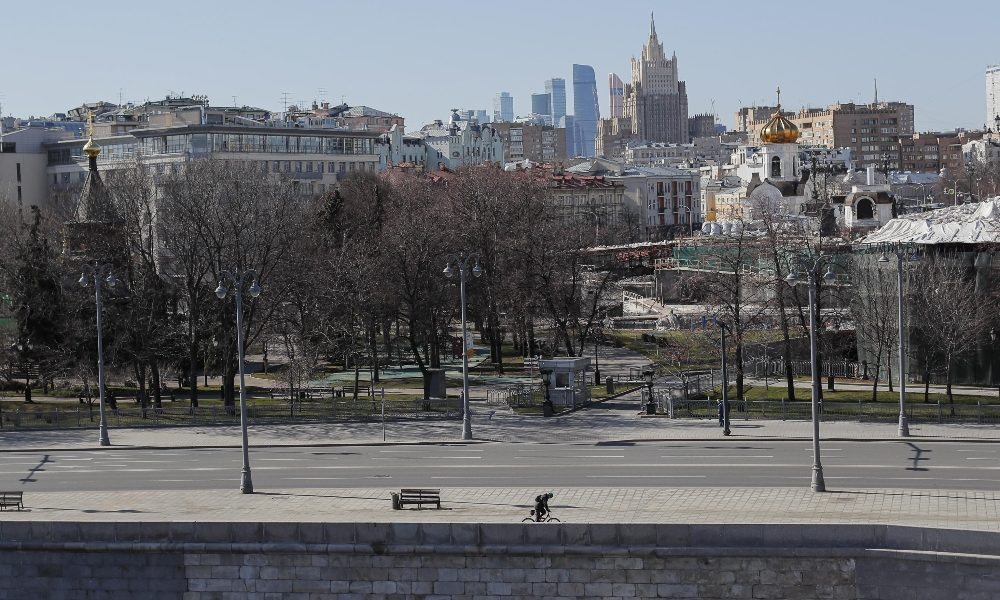 Mosca chiude negozi, ristoranti e parchi