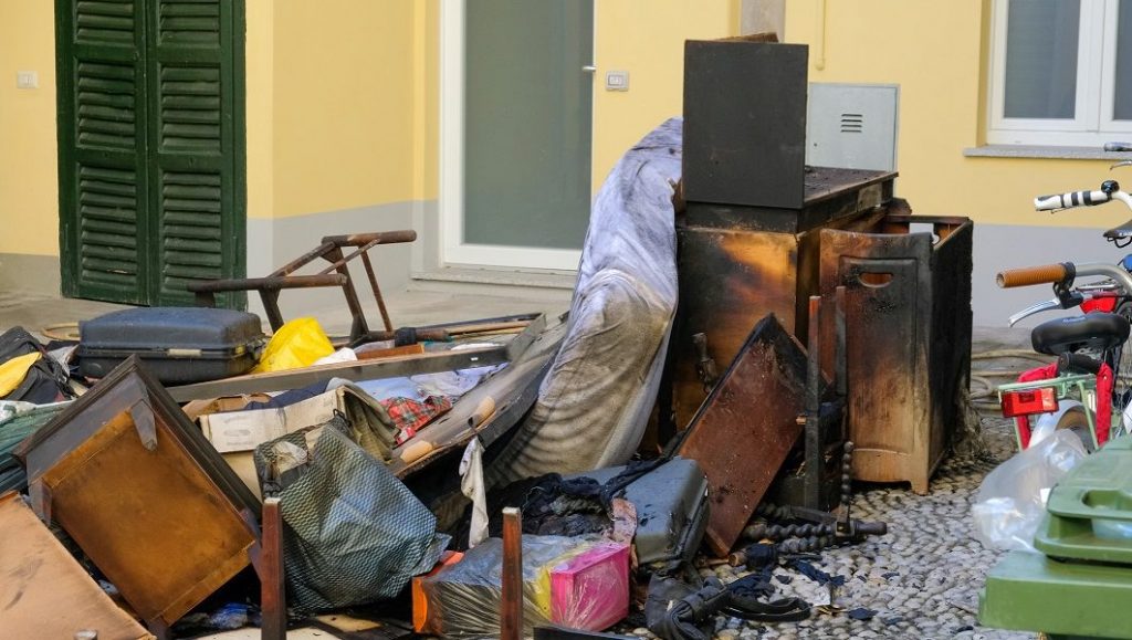 Incendio in una casa del centro città. Donna salvata dai vigili del fuoco
