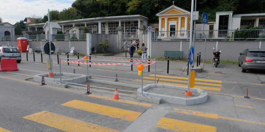 Cimitero di Lora, contestato il cantiere: ridotti i parcheggi, paletti e spartitraffico rendono le manovre impossibili