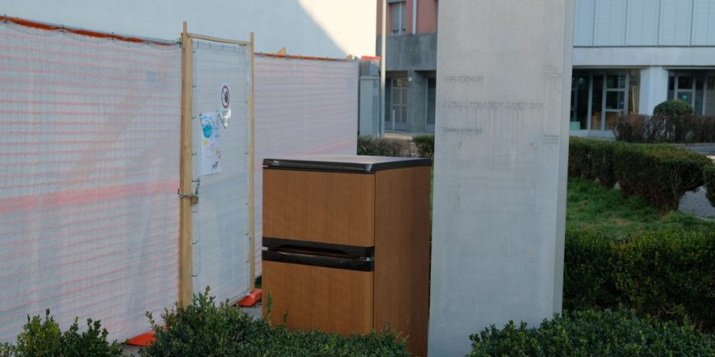 Incuria all’Asilo Sant’Elia di Como:  all’ingresso un frigorifero abbandonato