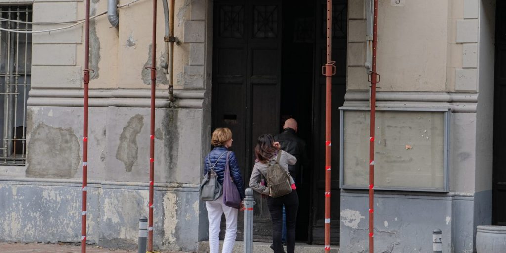 Politeama, arrivano i ponteggi per proteggere la facciata. La messa in sicurezza autorizzata dalla Soprintendenza