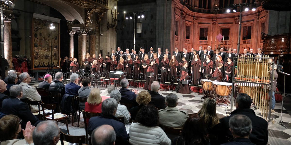 Il Coro della Scala conquista Como. Folla in Duomo e grande successo su Etv: la musica sacra ha incantato la città