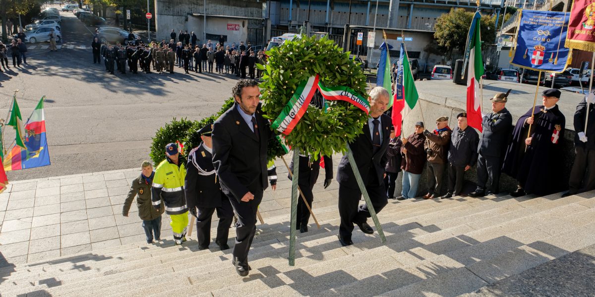 «È bene che i giovani ricordino». Forze armate, cerimonia al Monumento ai Caduti
