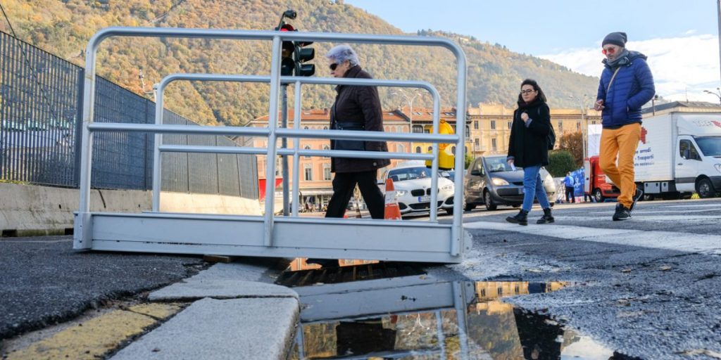 Il maltempo concede un giorno di tregua. Il lago è a “quota 100”, via una passerella