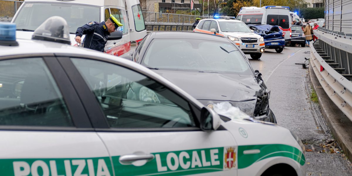Carambola di auto sul viadotto dei Lavatoi. Caos viabilistico e tre feriti in ospedale