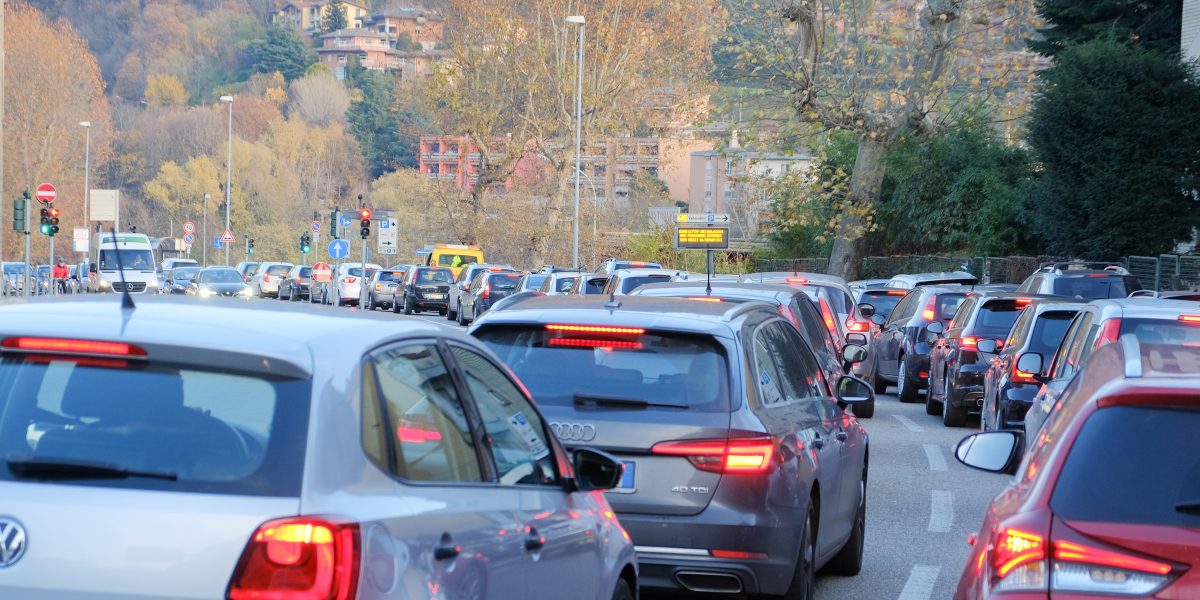 Comaschi al volante per quasi un’ora e mezza al giorno