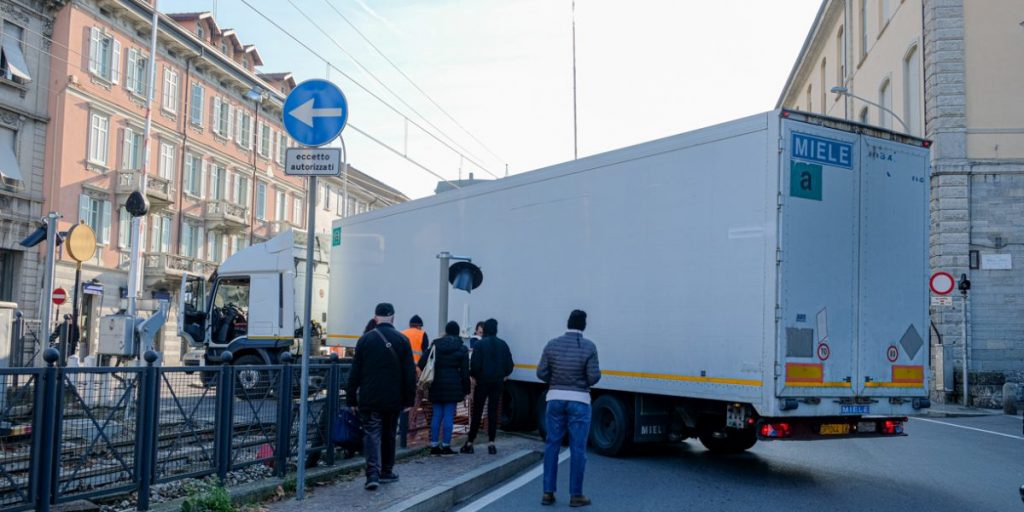 Camion bloccato nel passaggio a livello di viale Lecco. Traffico in tilt per mezz’ora