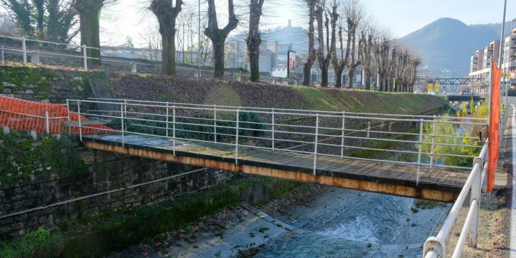 Il ponte pedonale sul Cosia riapre nel 2020. Chiuso da anni, è ormai pronto il bando per la sistemazione