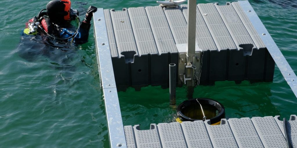 Il cestino “mangia rifiuti” al lavoro nel lago